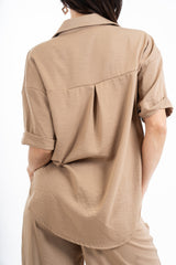 modella indossando Camicia over in viscosa effetto naturale con fondo asimmetrico colore