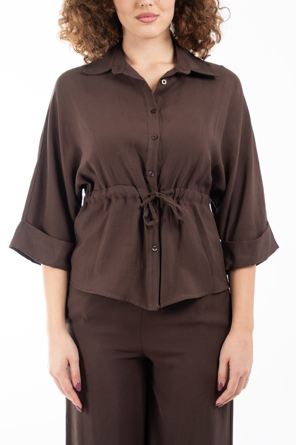 modella indossando Casacca con coulisse in vita e manica kimono in tela fluida misto viscosa colore Marrone Unica