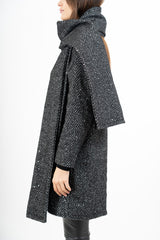 modella indossando Cappottino in panno spinato con paillettes e sciarpa coordinata colore