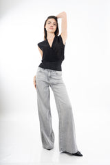modella indossando Jeans grigio slavato wide leg in denim leggero a vita alta colore
