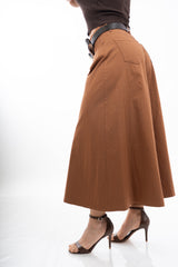 Pantagonna cuoio midi ampia in cotone elasticizzato con cintura inclusa.