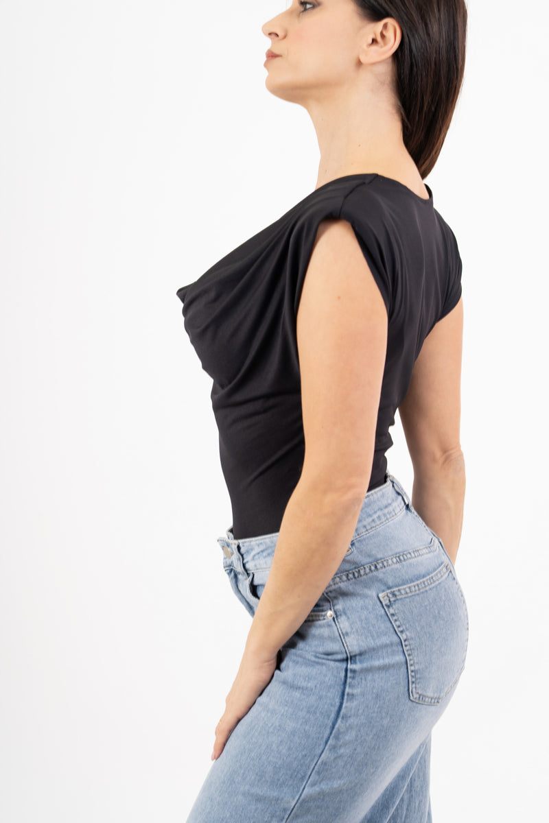 modella indossando Body con Spalline Strutturate e Scollo a Bavero colore