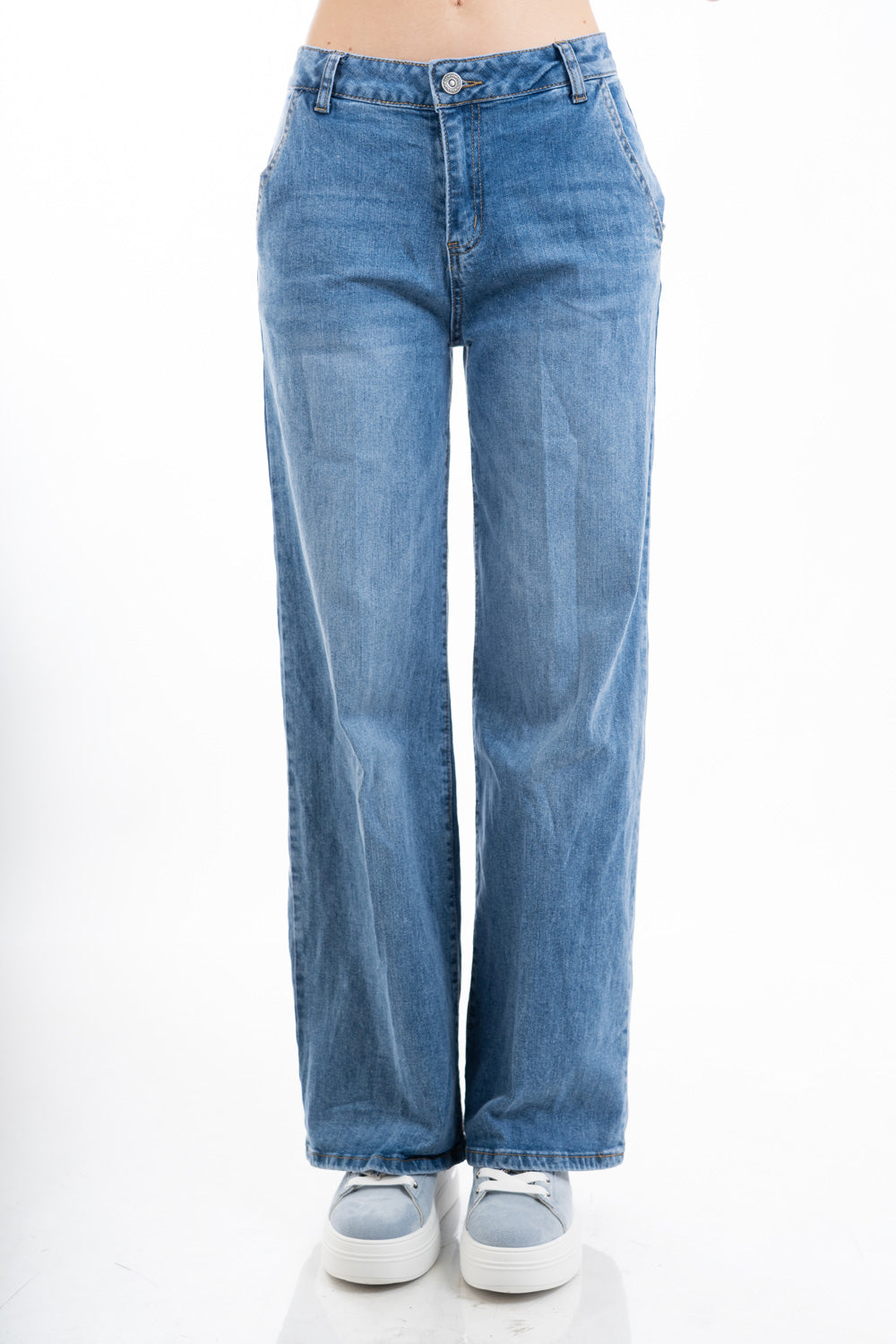 modella indossando Jeans palazzo donna a gamba larga in denim elasticizzato colore