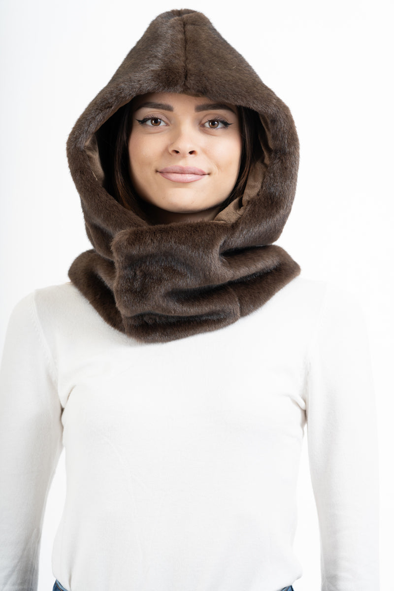 modella indossando Cappuccio scaldacollo in pelliccia sintetica ultra soft colore Marrone Unica