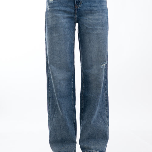 modella indossando Jeans donna gamba dritta con rotture e lavaggio medio colore Denim Medio