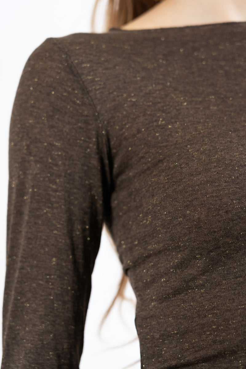 modella indossando Maglia basic girocollo in viscosa elasticizzata con filo laminato colore