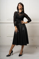 modella indossando Maglia Floris con alamari colore