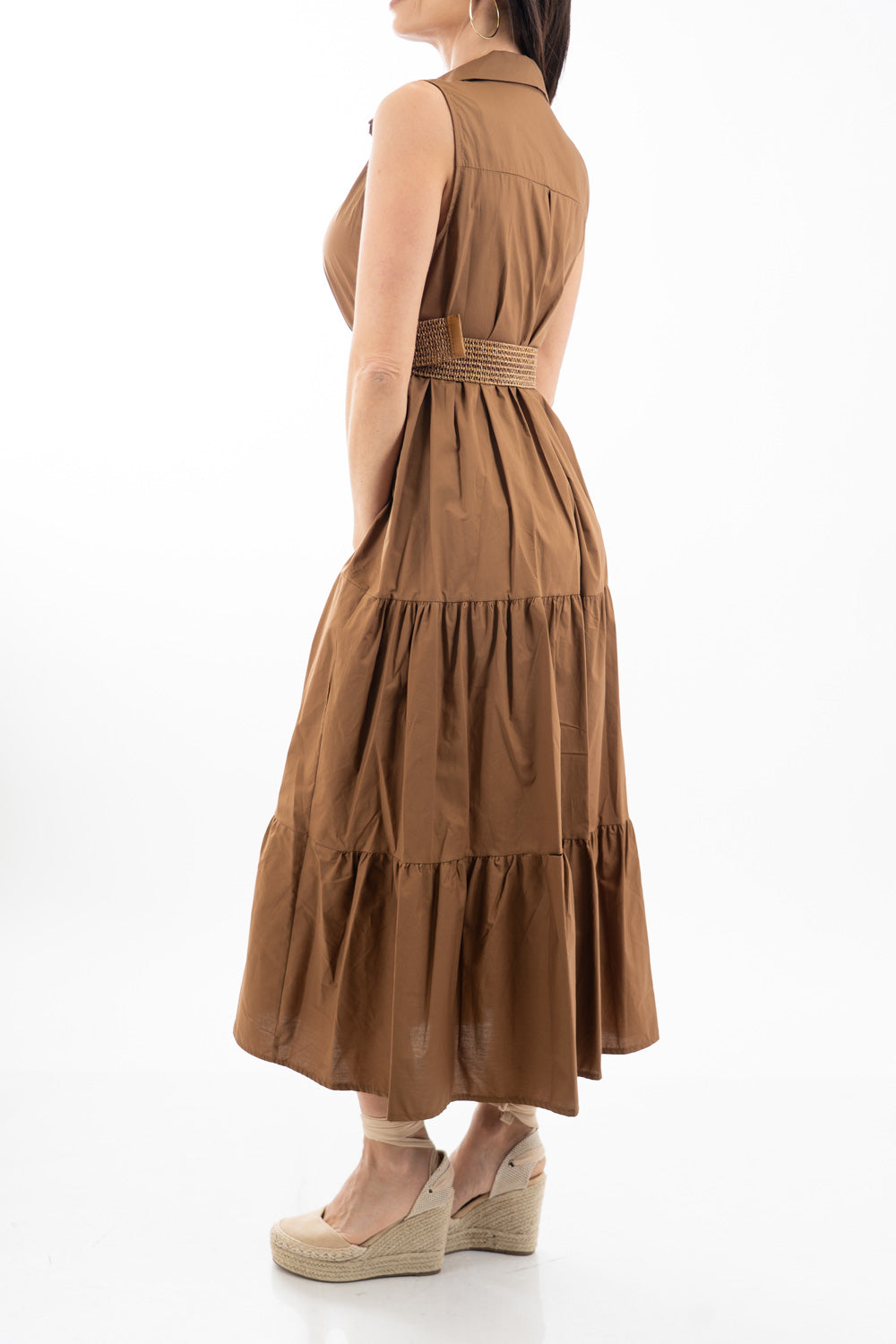 modella indossando Abito camicia lungo smanicato in cotone con balze e cintura intrecciata colore