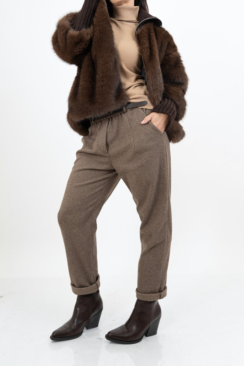 modella indossando Pantalone in panno fantasia pied de poule marrone con cintura colore Marrone