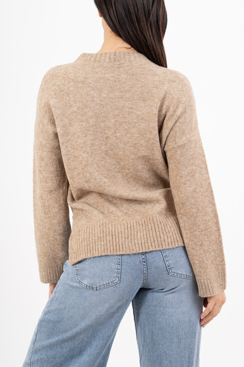 modella indossando Maglione over girocollo con fondo asimmetrico e spacchi laterali colore