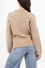 modella indossando Maglione over girocollo con fondo asimmetrico e spacchi laterali colore