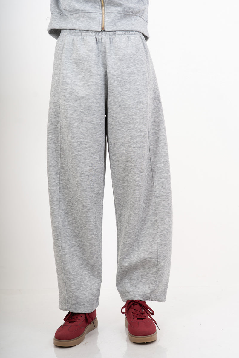 modella indossando Pantalone palazzo felpa con elastico colore