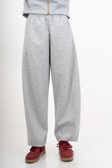modella indossando Pantalone palazzo felpa con elastico colore