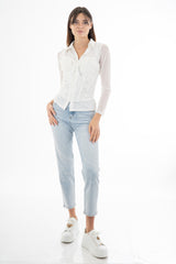 modella indossando Bustier in pizzo con coppe preformate, stecche rigide e rouche sullo scollo colore