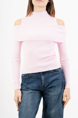 modella indossando Maglia finto twinset a costina con collo alto e spalle scoperte colore Rosa Unica