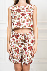 modella indossando Completo floreale in viscosa con top e shorts coordinati Rusty Bloom colore