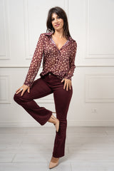 modella indossando Jeans Ravelle flare push-up Borgogna colore Borgogna