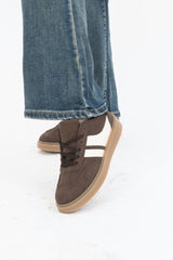 Sneakers in camoscio ed ecopelle marrone con suola in gomma