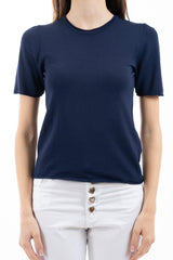 modella indossando Maglia in filato leggero a manica corta con finiture a vivo colore Blu Unica
