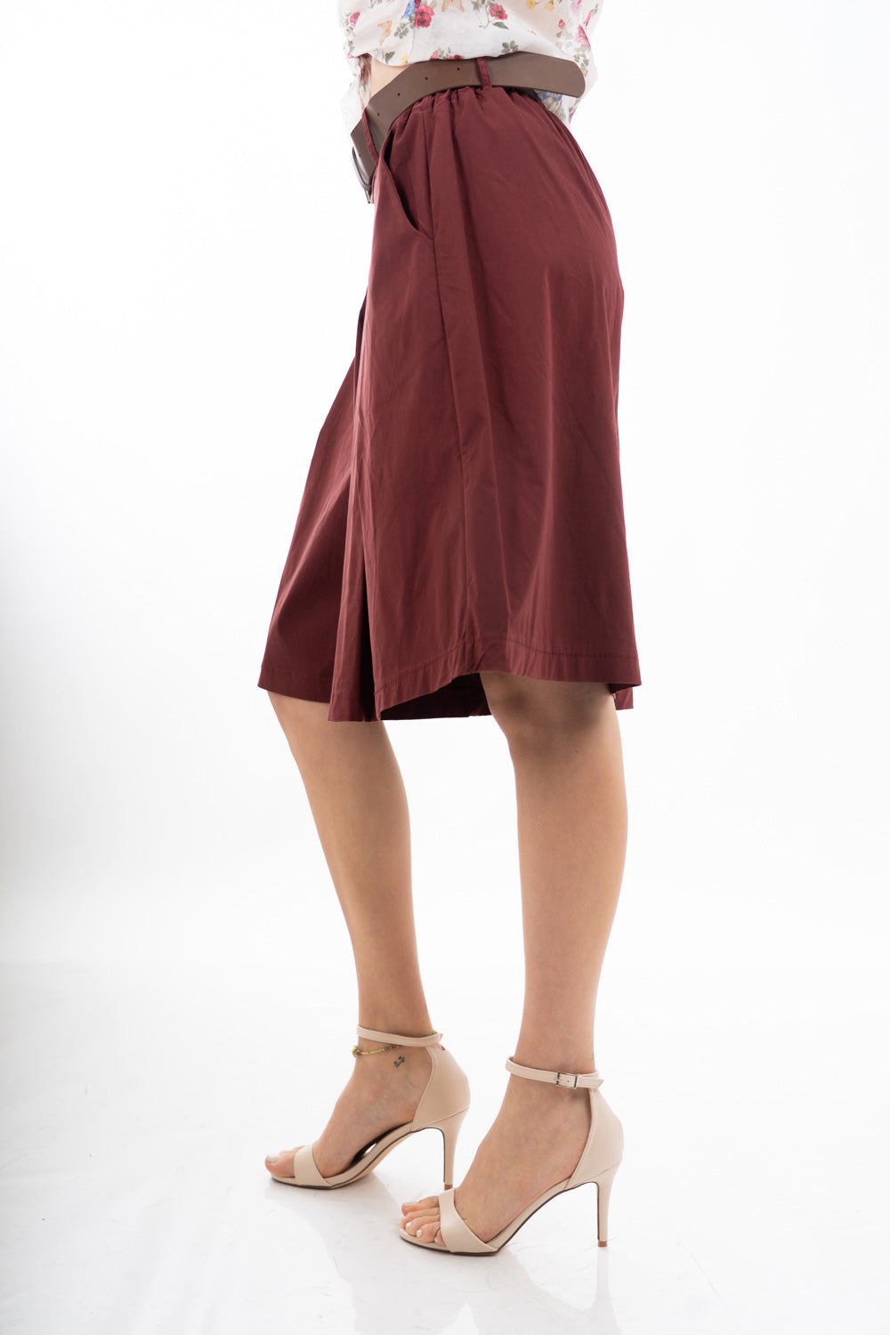 modella indossando Bermuda ampio con pinces in tela morbida elasticizzata e cintura colore