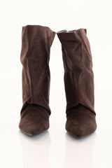 Tronchetto marrone in ecocamoscio con gambale morbido ampio e tacco a clessidra 6 cm