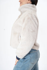 modella indossando Giacchetto ecopelliccia corto con bottoni interni colore