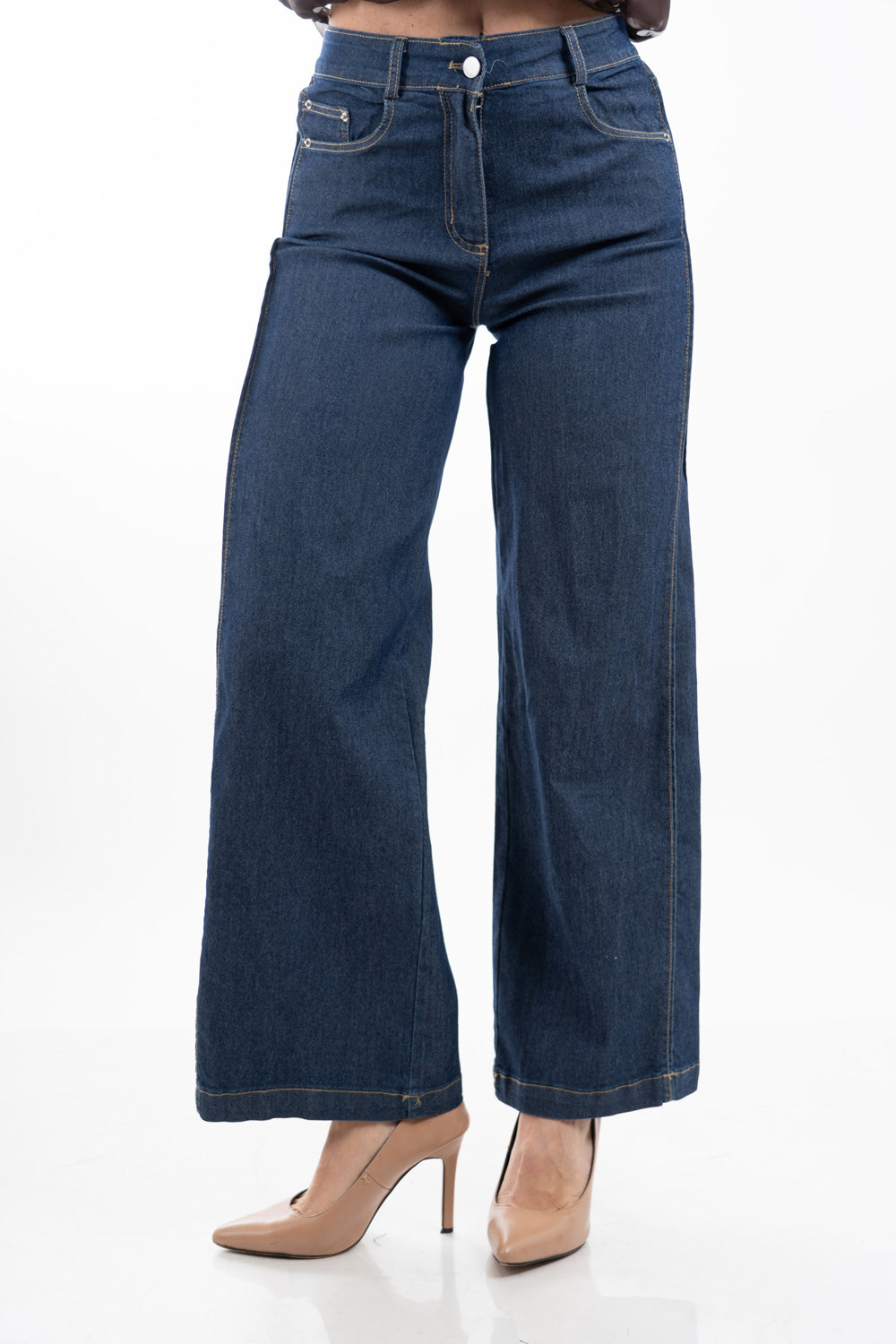 modella indossando Jeans gamba ampia dritta in denim leggero elasticizzato con cuciture frontali colore Denim Zero
