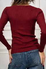 modella indossando Maglia Nadine a coste con scollo V colore