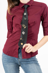 modella indossando Cravatta con spille decorative in metallo colore Nero Unica