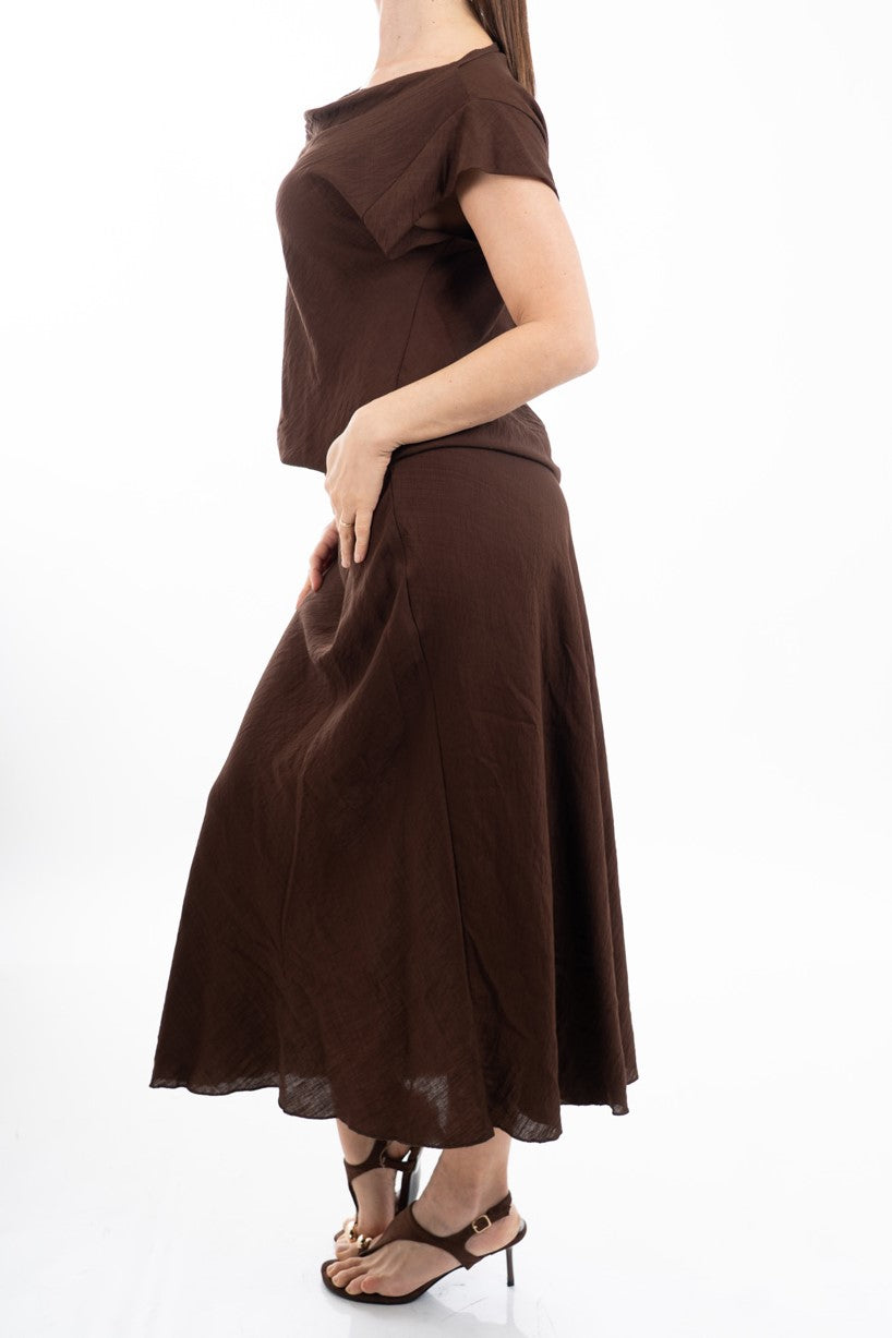 modella indossando Completo donna maglia con scollo morbido e gonna svasata in viscosa colore