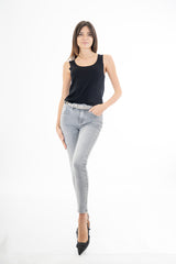 modella indossando Jeans slim fit grigio chiaro lavaggio used in denim cotone e lyocell colore