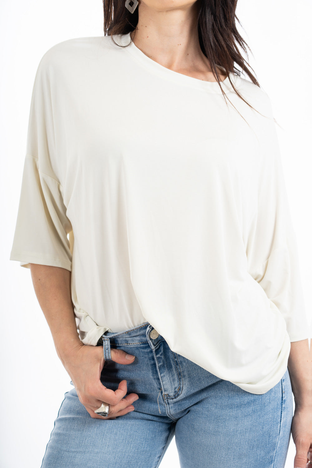 modella indossando Maglia ampia in modal elasticizzato con spalla scesa e manica morbida colore Bianco Unica