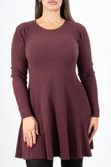 modella indossando Abito a coste in misto viscosa svasato colore