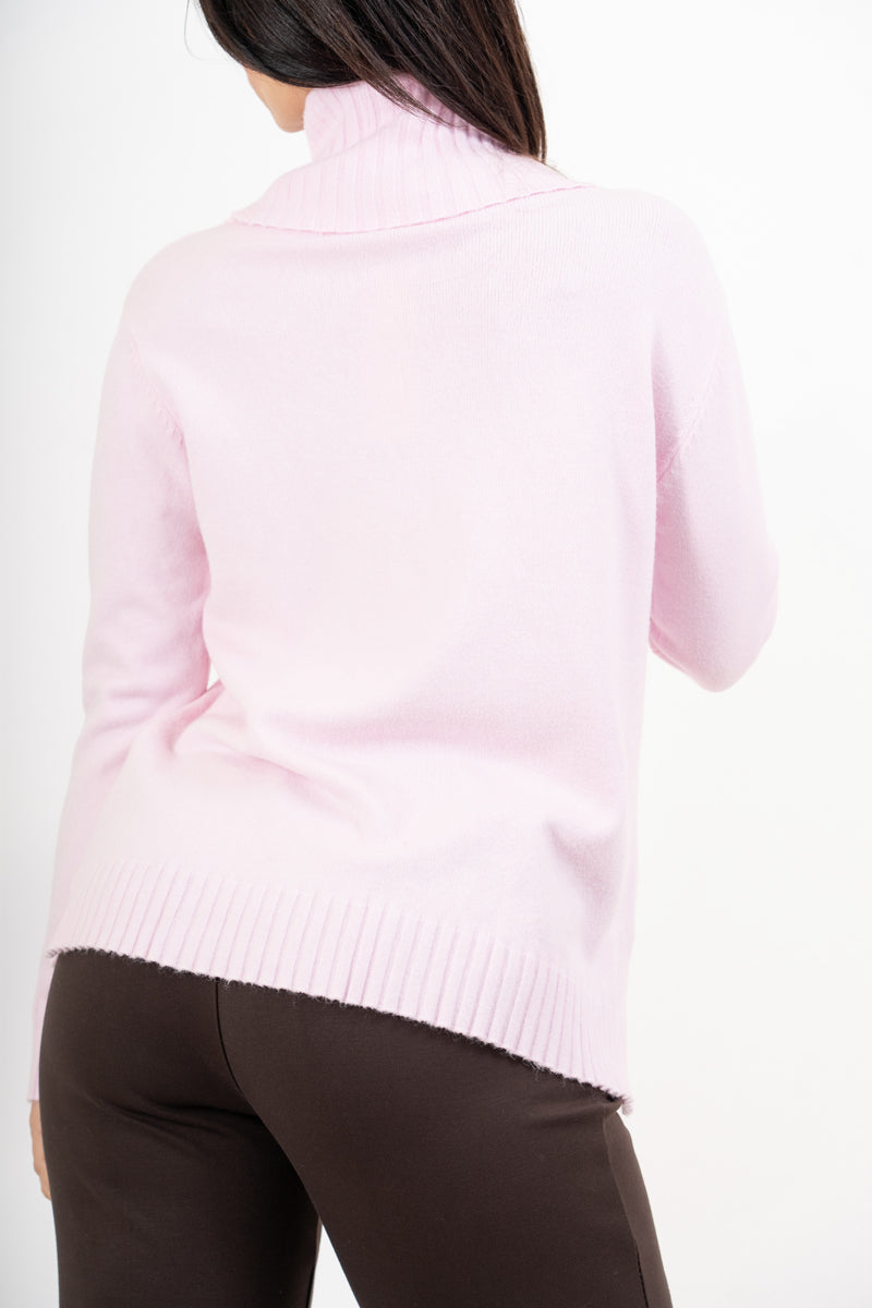 modella indossando Maglione over con collo alto in filato morbido e caldo colore