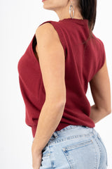 modella indossando Gilet smanicato in maglia viscosa con bordi a costina colore