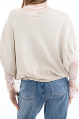 modella indossando Maglia over in filato morbido con manica kimono corta e fascia a costina Made in Italy colore