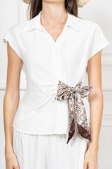 modella indossando Camicia EasyWave con fusciacca foulard in raso colore Bianco Unica