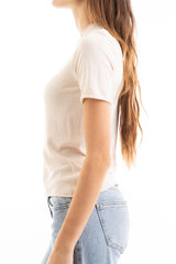 modella indossando Maglia in filato leggero a manica corta con finiture a vivo colore