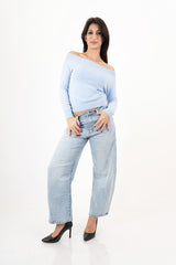 modella indossando Maglia SoftBarca – scollo spalle in viscosa elasticizzata colore