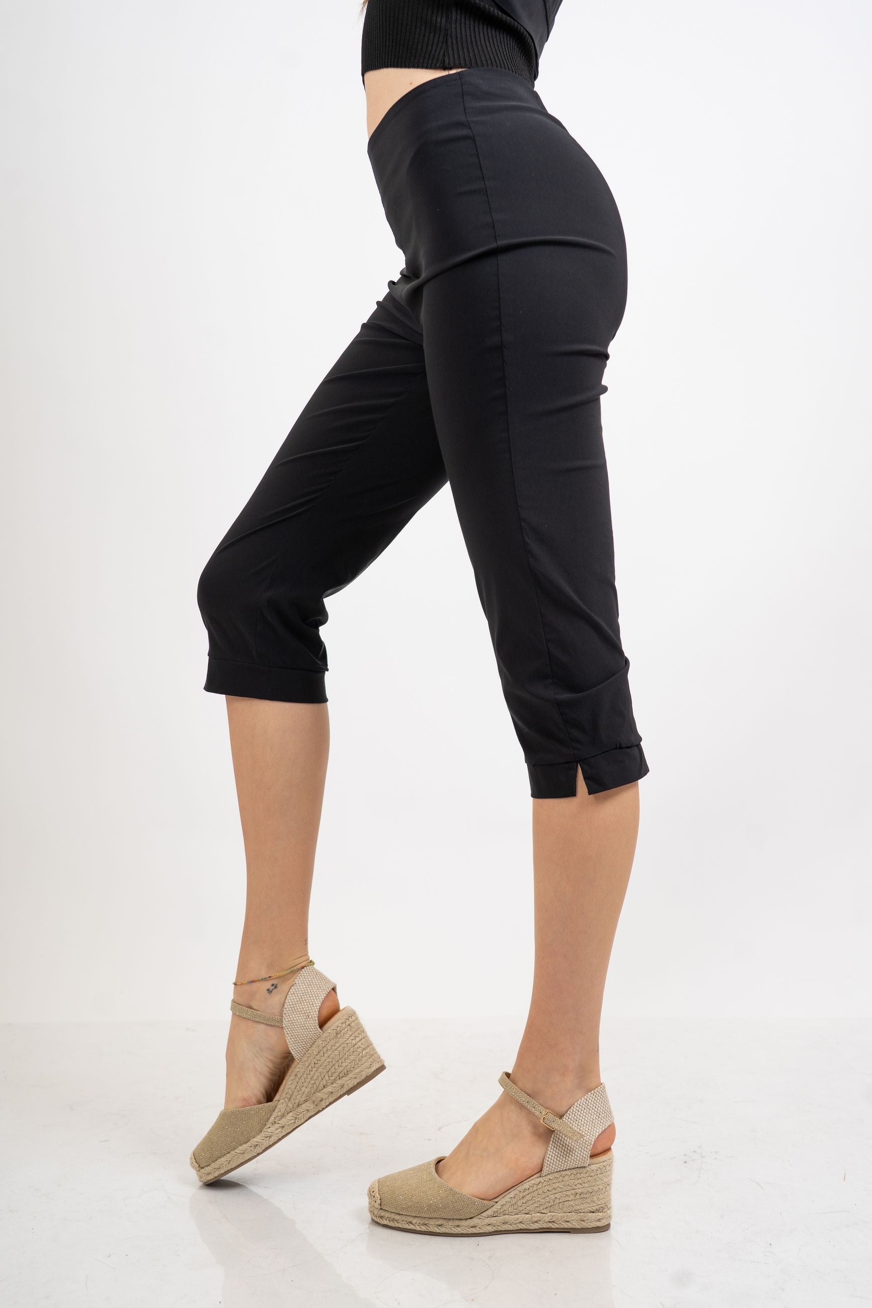 Pantalone Capri elasticizzato con spacchetto.