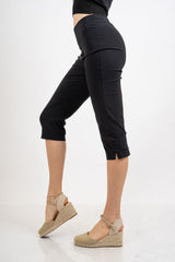 Pantalone Capri elasticizzato con spacchetto.