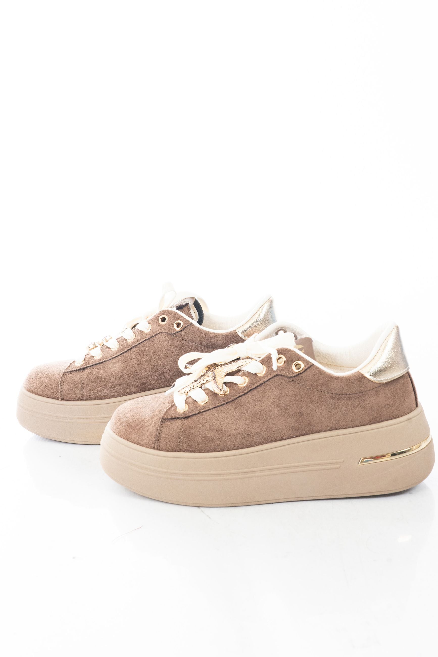 modella indossando Sneakers platform con charm gioiello removibile e suola alta Marrone colore