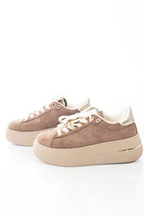 modella indossando Sneakers platform con charm gioiello removibile e suola alta Marrone colore