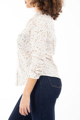 modella indossando Camicia in cotone con colletto classico e fantasia Wild Meadow colore