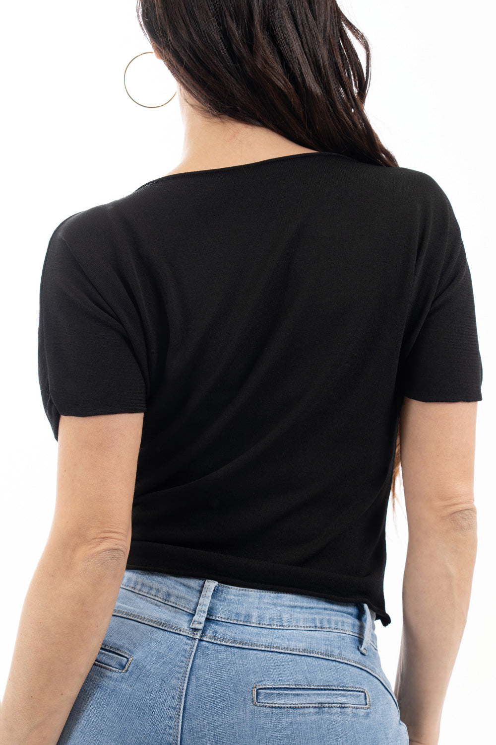 modella indossando Maglia in viscosa a manica corta con finitura minimal colore