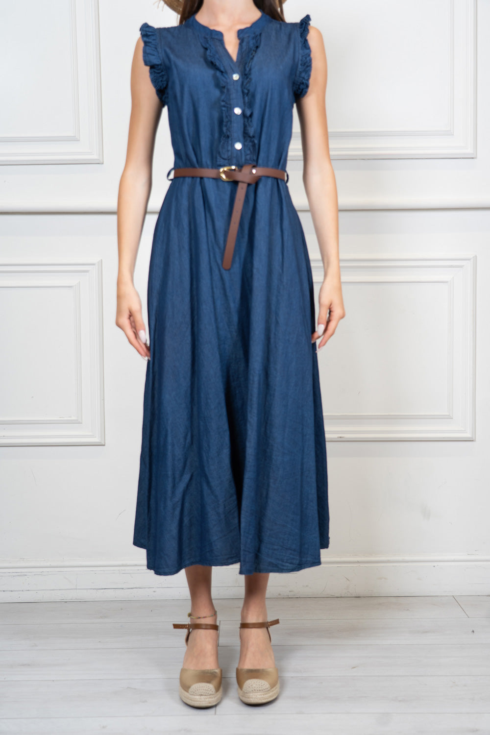 Abito lungo in chambray con rouche e cintura.