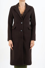modella indossando Cappotto Choco Chic monopetto in panno colore