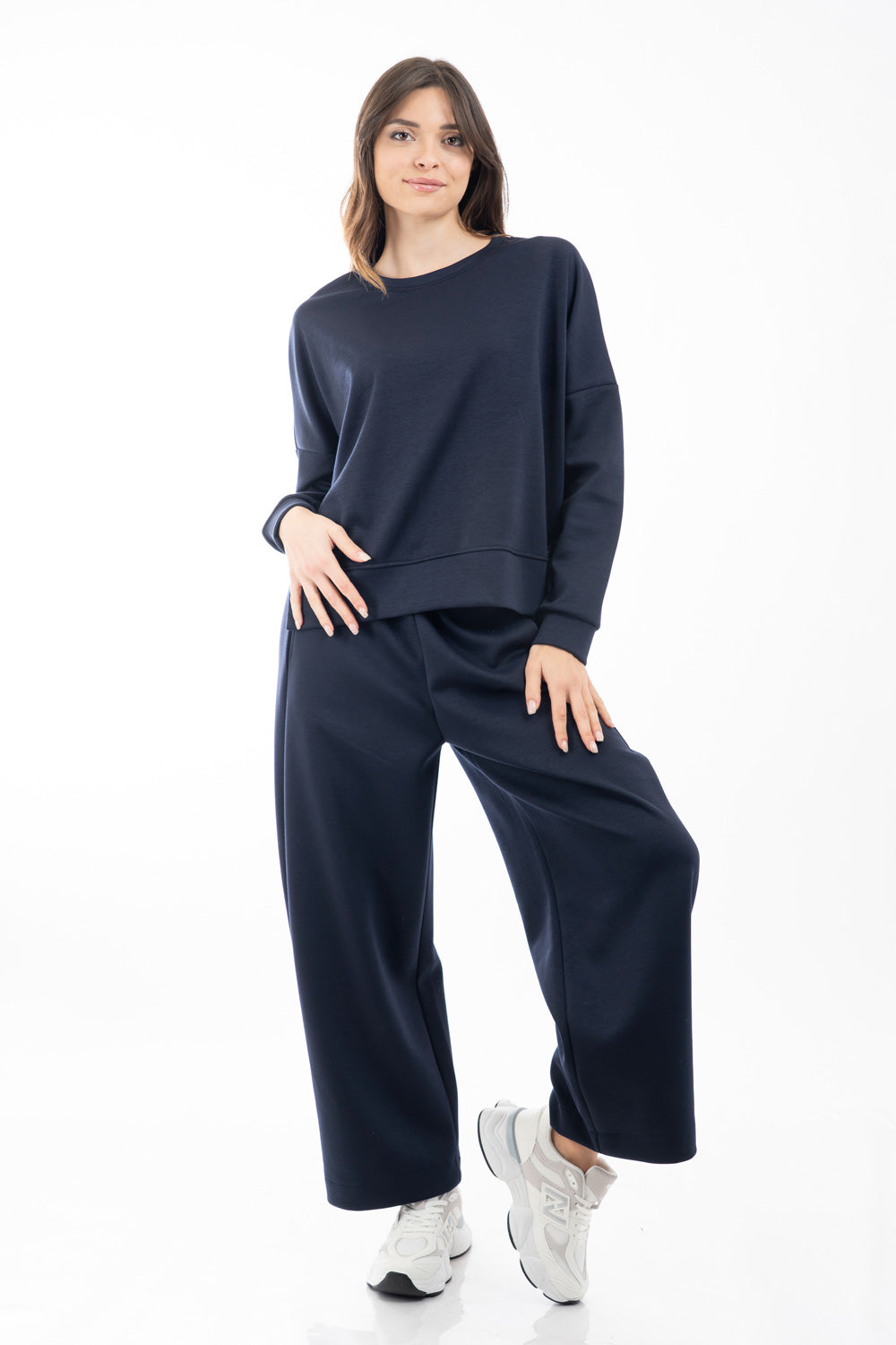 modella indossando Felpa girocollo in misto viscosa con spacchi laterali colore