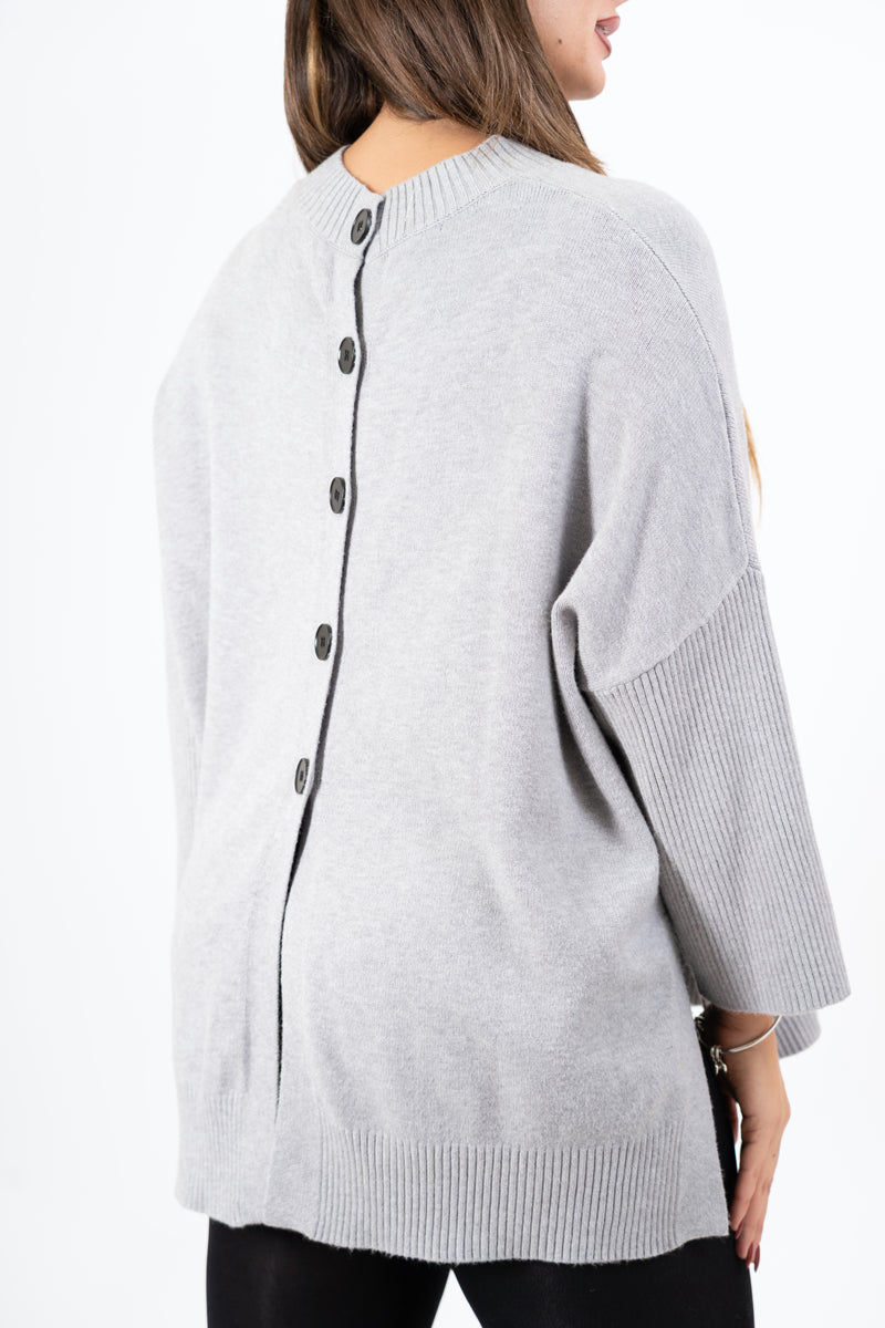 modella indossando Maglia lunga in misto viscosa con bottoni sul retro colore Grigio Unica