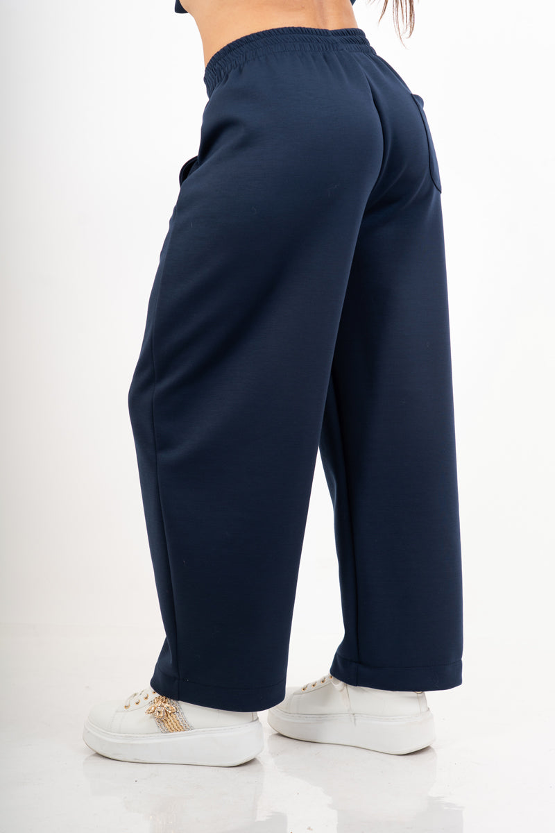 modella indossando Pantalone in misto viscosa con elastico in vita colore